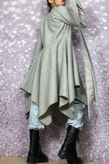 AÇIK GRİ ASİMETRİK KESİM KAŞE CEKET