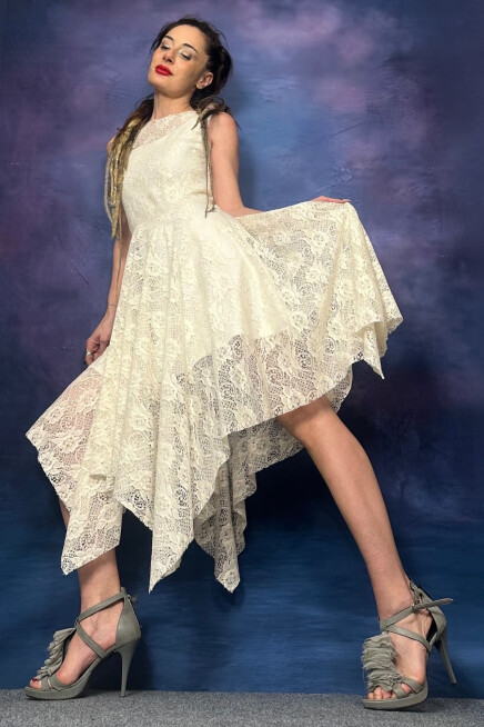 ASİMETRİK KESİM KOLSUZ DANTEL ELBİSE