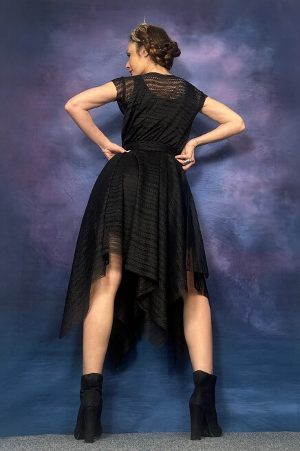 BELİ LASTKLİ ASİMETRİK KESİM DANTEL DOKULU KAYIK YAKA SİYAH ELBİSE