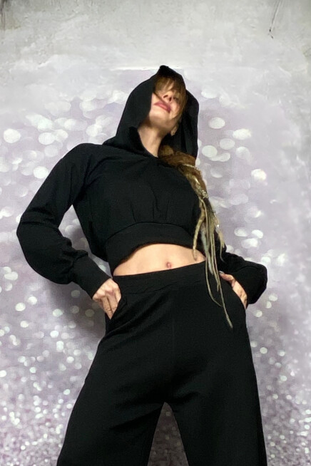 KAPŞONLU SİYAH CROP DÜŞÜK OMUZ BLUZ/SWEATSHİRT