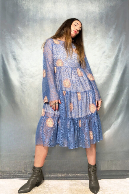 MAVİ İŞLEMELİ DANTEL FIRFIRLI UÇUŞAN UZUN KOL ELBİSE