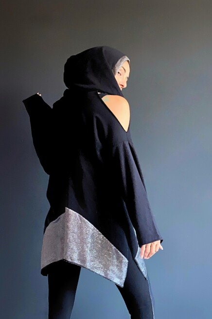 OMUZ DEKOLTELİ LAME PIRILTILI KAPŞONLU OVERSİZE SWEATSHİRT 