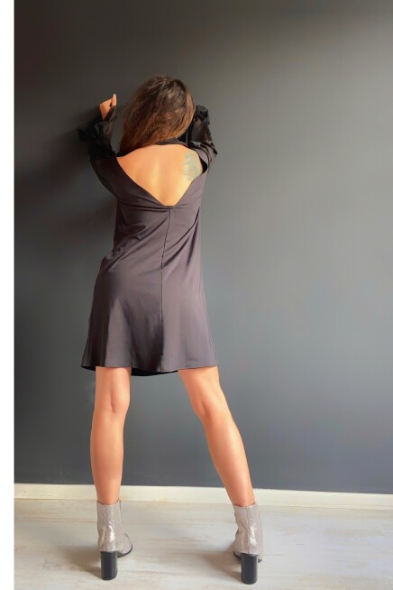 SIRT DEKOLTELİ TÜL KOLLU VE YAKALI ELBİSE 