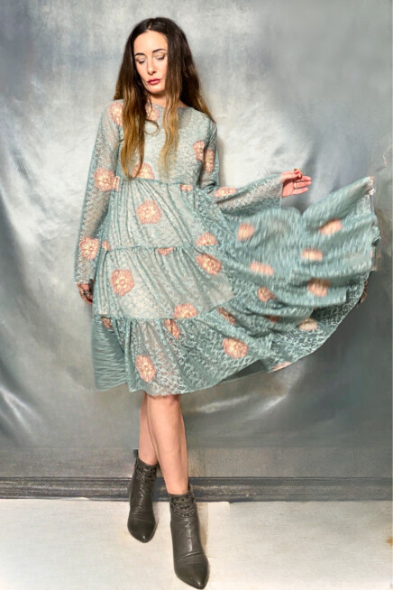 SU YEŞİLİ İŞLEMELİ DANTEL FIRFIRLI UÇUŞAN UZUN KOL ELBİSE