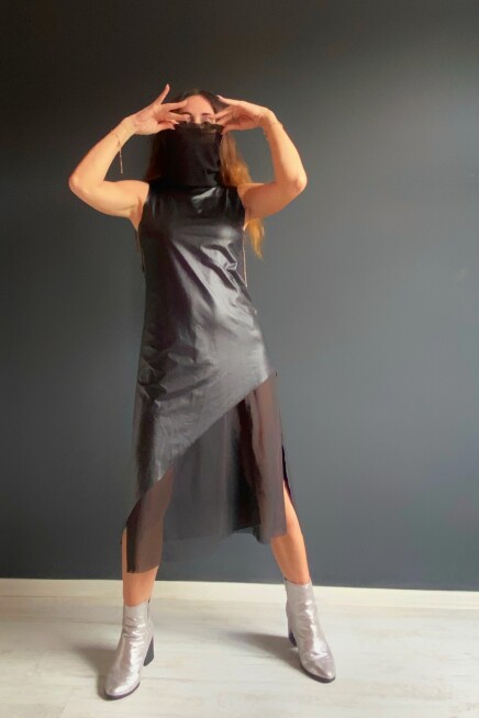 TÜL DETAYLI YIRTMAÇLI DERİ TUNİK ELBİSE 