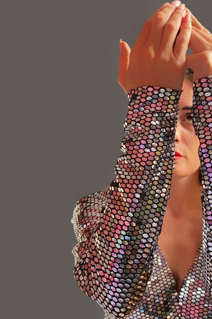 V YAKA SIRT DEKOLTELİ PARILTILI PARLAK PAYET BLUZ 