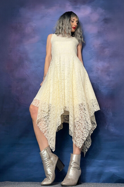 ASİMETRİK KESİM KOLSUZ DANTEL ELBİSE