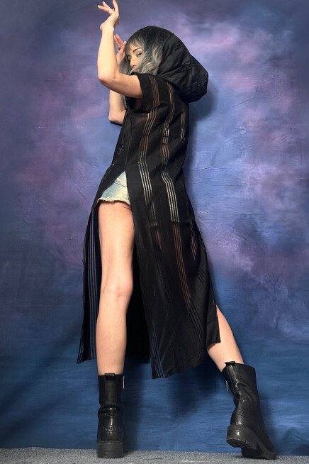 KENDİNDEN ÇİZGİLİ TRANSPARAN YIRTMAÇLI KAPŞONLU TUNİK