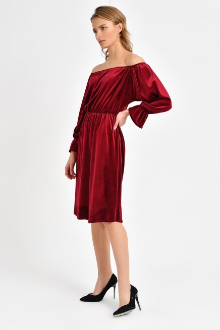 OMUZ DETAYLI KADİFE ELBİSE 