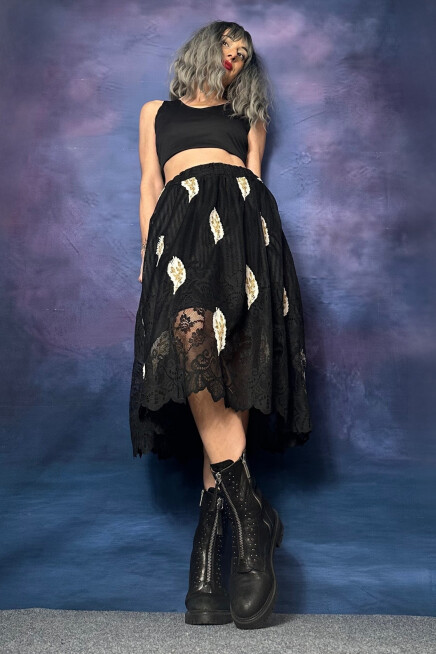 AÇIK BEJ TÜY İŞLEMELİ SİYAH DANTEL ETEK