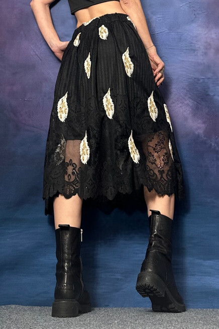 AÇIK BEJ TÜY İŞLEMELİ SİYAH DANTEL ETEK