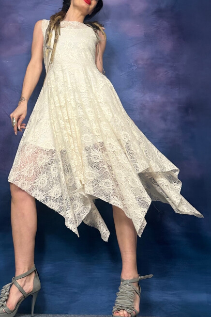 ASİMETRİK KESİM KOLSUZ DANTEL ELBİSE