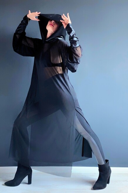 DERİ KAPŞONLU VE MANŞETLİ MAXİ YIRTMAÇLI TUNİK 