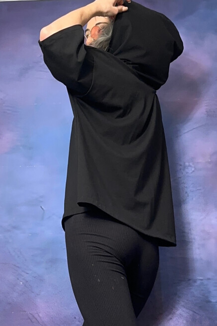 KAPŞONLU DÜŞÜK OMUZ BOL KESİM T-SHİRT