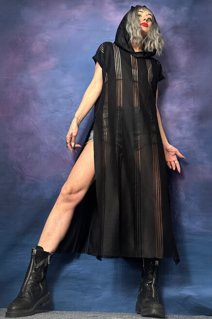 KENDİNDEN ÇİZGİLİ TRANSPARAN YIRTMAÇLI KAPŞONLU TUNİK