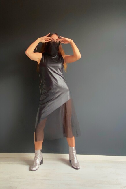 TÜL DETAYLI YIRTMAÇLI DERİ TUNİK ELBİSE 