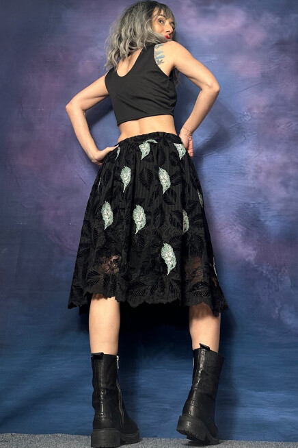 YEŞİL TÜY DETAYLI DANTEL SİYAH ETEK