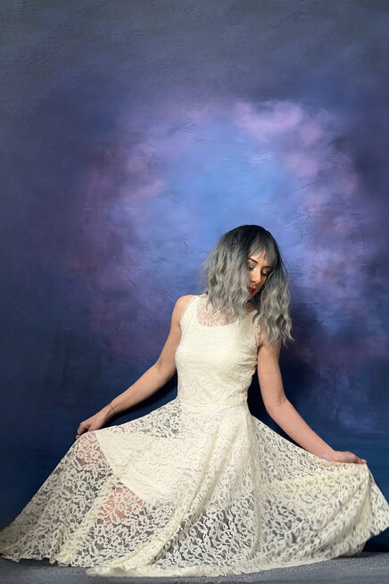 ASİMETRİK KESİM KOLSUZ DANTEL ELBİSE